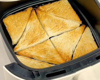 Torrada na airfryer de pão de forma cortado em triângulos
