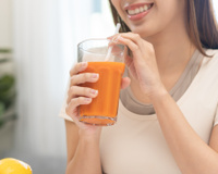 O suco anti-inflamatório feito com 3 ingredientes que você já tem em casa: ajuda a controlar as dores nas articulações e é rico em vitamina C