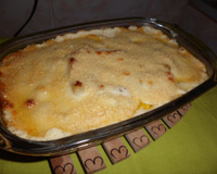 Batatas ao forno com molho branco e queijos