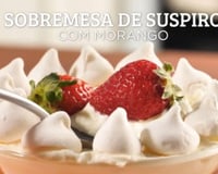Sobremesa de suspiro com morango
