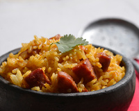 Arroz com calabresa, colorífico, cominho e coentro