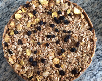 Torta integral de banana com granola