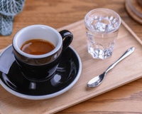 O copinho de água que servem com o café: para que serve e quando deve ser tomado?