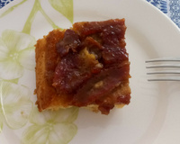 Bolo fofo com cobertura de banana caramelada