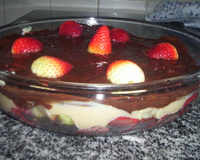 Bombom de morango na travessa