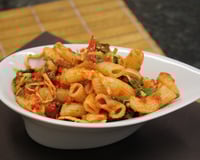 Macarrão com bacon, rúcula e tomate seco