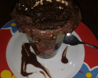Bolo de caneca sem ovo com cobertura de chocolate