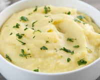 Chefs franceses alertam: "Para deixar o purê de batatas mais cremoso e saboroso, o segredo é adicionar alho confitado."