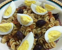 Macarrão parafuso ao molho de sardinha e ovos cozidos.