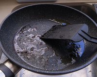 Como limpar o fundo da frigideira usando apenas sal e batata: o resultado é mágico