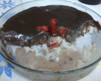 Bombom de morango na travessa