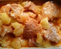 Picanha suína com batatas cobertas de queijo