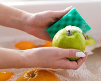 Não lave as frutas com detergente: o perigo invisível que quase ninguém sabe e o que usar no lugar