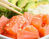 Poke havaiano de salmão: aprenda a fazer o prato refrescante que se tornou uma febre no mundo todo