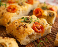 Fiz a melhor focaccia de todas: fica fofa e nem precisa sovar a massa