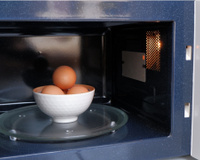 Ovos cozidos e mais 4 alimentos que não devem ser reaquecidos no micro-ondas