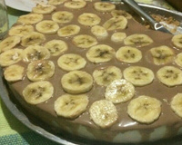 Cheesecake de banana com calda de chocolate