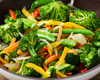 Nem refogado, nem na água fervente: essa é a melhor e mais rápida forma de cozinhar vegetais para preservar nutrientes