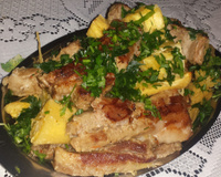 Costelinha de porco assada com mandioca