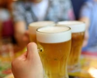 Como deixar a cerveja bem gelada nos copos: truque simples