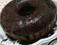 Bolo de baunilha com calda de negrinho