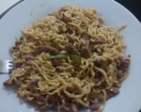 Macarrão oriental com carne ao shoyu