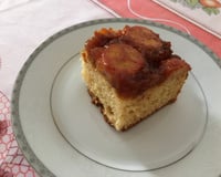 Bolo invertido de banana caramelada de liquidificador