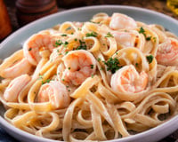 Aprenda como fazer macarrão com camarão cremoso al dente, com molho encorpado e preparo fácil. Receita prática e perfeita para o dia a dia