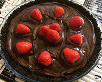 Torta de biscoito de chocolate recheado de baunilha, chocolate e morangos