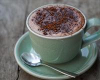 Chocolate quente no micro-ondas que fica pronto em 3 MINUTOS é perfeito para os dias frios!