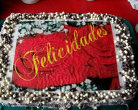 Bolo de chocolate com cobertura de chocolate e recheio de coco