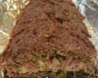 Bolo de carne moída recheado com presunto e mussarela