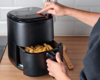 "Pare já": especialista adverte contra popular método de limpeza da airfryer