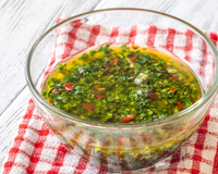 O segredo da marinada perfeita: como fazer o tradicional molho chimichurri para turbinar suas receitas