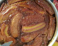Bolo com banana caramelizada
