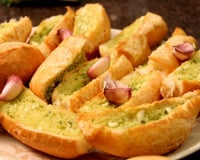 Pão de alho para churrasco com pão francês amanhecido