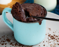 Brownie fit de micro-ondas que fica pronto em menos de 5 minutos é perfeito para matar a vontade do doce