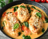 Receita fácil de hoje em 30 minutos: TudoGostoso ensina como fazer frango cremoso com espinafre e queijo, um prato rico em proteínas