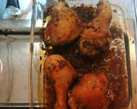 Coxa e sobre coxa de frango assada ao vinho