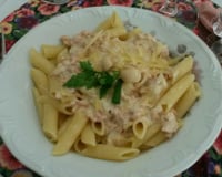 Penne ao molho de salmão com raspas de limão siciliano