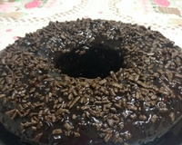 Bolo de cenoura com calda de chocolate