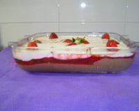 Torta sorvete de chocolate com morangos