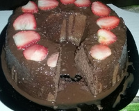 Bolo de chocolate e calda de chocolate