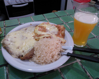 Lasanha com molho branco e bolonhesa