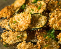 Quando quiser beliscar sem sair da dieta, corre para fazer essa receita de chips de abobrinha com queijo parmesão dos deuses!