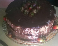 Bolo de chocolate com morangos