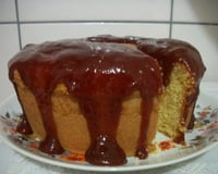 Bolo de fubá com cobertura de goiabada