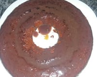 Bolo de cenoura com calda de chocolate