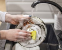 Use isso na hora de lavar a louça e dê adeus ao cheiro de gordura e à pele ressecada: apenas duas gotas já fazem diferença
