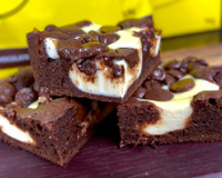 BROWNIE DE CHOCOLATE COM CHEESECAKE